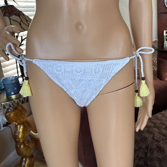 NWOT Victoria's Secret Bikini Pushup Bra Top 34C & White Crochet Tie Bottoms - Picture 6 of 15